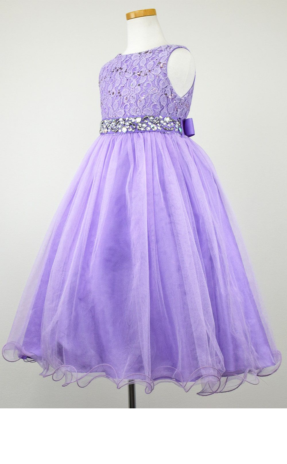 ピアノ発表会や結婚式にぴったりのライラックカラーの女の子用キッズドレス。シンプルで美しいシルエットが魅力のAngel's Closetの子供ドレス レンタル商品（【レンタル】レース＆ラインストーンビジューベルトクリスタルチュール子供ドレス(MBK340)ライラック）｜画像4