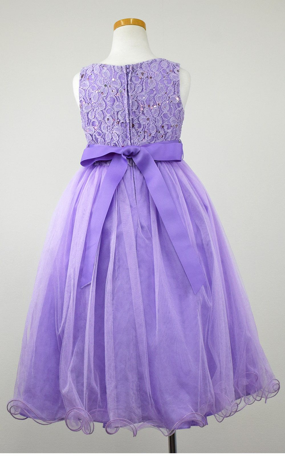 ピアノ発表会や結婚式にぴったりのライラックカラーの女の子用キッズドレス。シンプルで美しいシルエットが魅力のAngel's Closetの子供ドレス レンタル商品（【レンタル】レース＆ラインストーンビジューベルトクリスタルチュール子供ドレス(MBK340)ライラック）｜画像5