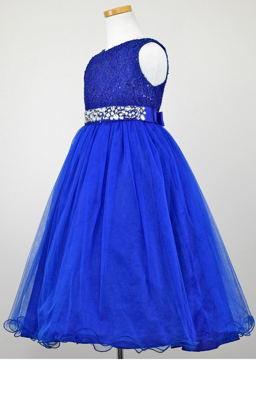 ピアノ発表会や結婚式にぴったりのブルーカラーの女の子用キッズドレス。シンプルで美しいシルエットが魅力のAngel's Closetの子供ドレス レンタル商品（【レンタル】レース＆ラインストーンビジューベルトクリスタルチュール子供ドレス(MBK340)ロイヤルブルー）｜画像4
