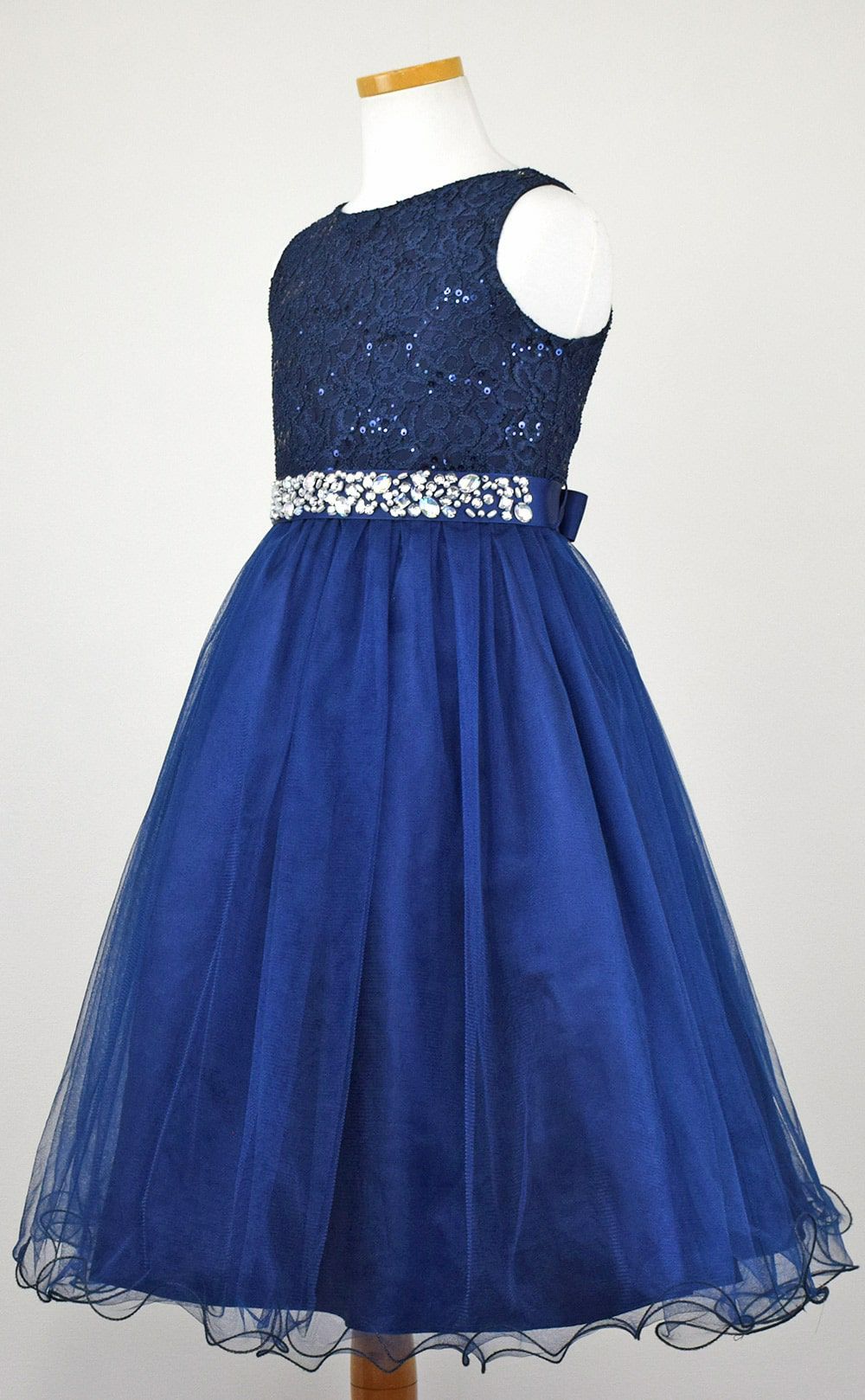 ピアノ発表会や結婚式にぴったりのネイビーカラーの女の子用キッズドレス。シンプルで美しいシルエットが魅力のAngel's Closetの子供ドレス レンタル商品（【レンタル】レース＆ラインストーンビジューベルトクリスタルチュール子供ドレス(MBK340)ネイビー）｜画像4
