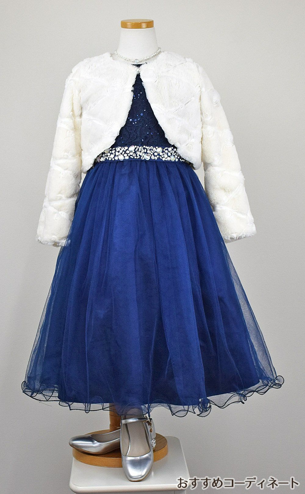 ピアノ発表会や結婚式にぴったりのネイビーカラーの女の子用キッズドレス。シンプルで美しいシルエットが魅力のAngel's Closetの子供ドレス レンタル商品（【レンタル】レース＆ラインストーンビジューベルトクリスタルチュール子供ドレス(MBK340)ネイビー）｜画像12