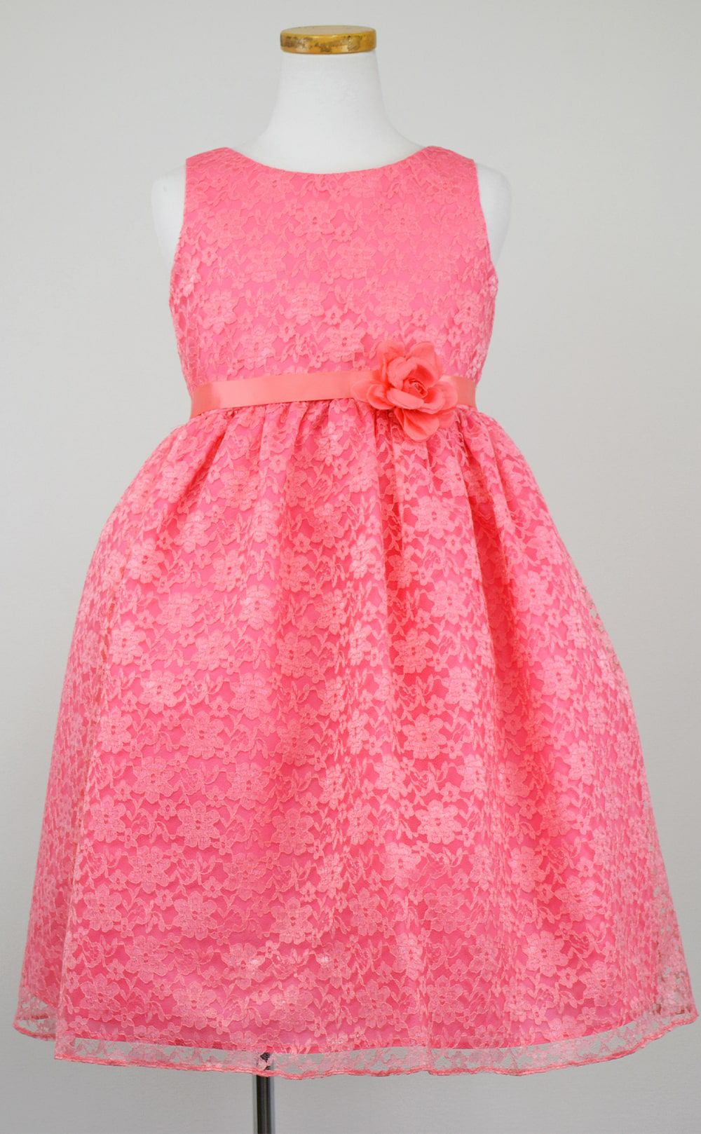 ピアノ発表会や結婚式にぴったりのカラーの女の子用キッズドレス。シンプルで美しいシルエットが魅力のAngel's Closetの子供ドレス レンタル商品（【レンタル】フラワーレースサテンリボン子供ドレス(CCD749)コーラル）｜画像3
