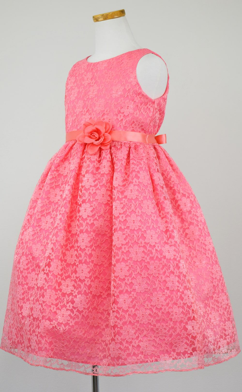 ピアノ発表会や結婚式にぴったりのカラーの女の子用キッズドレス。シンプルで美しいシルエットが魅力のAngel's Closetの子供ドレス レンタル商品（【レンタル】フラワーレースサテンリボン子供ドレス(CCD749)コーラル）｜画像4