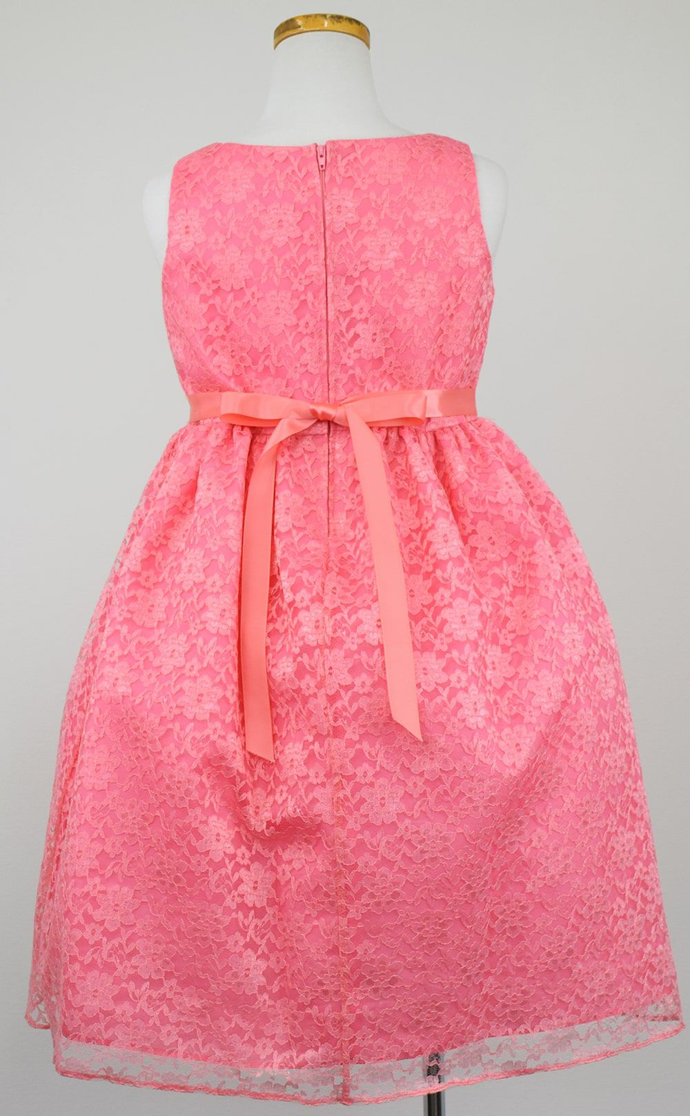 ピアノ発表会や結婚式にぴったりのカラーの女の子用キッズドレス。シンプルで美しいシルエットが魅力のAngel's Closetの子供ドレス レンタル商品（【レンタル】フラワーレースサテンリボン子供ドレス(CCD749)コーラル）｜画像5