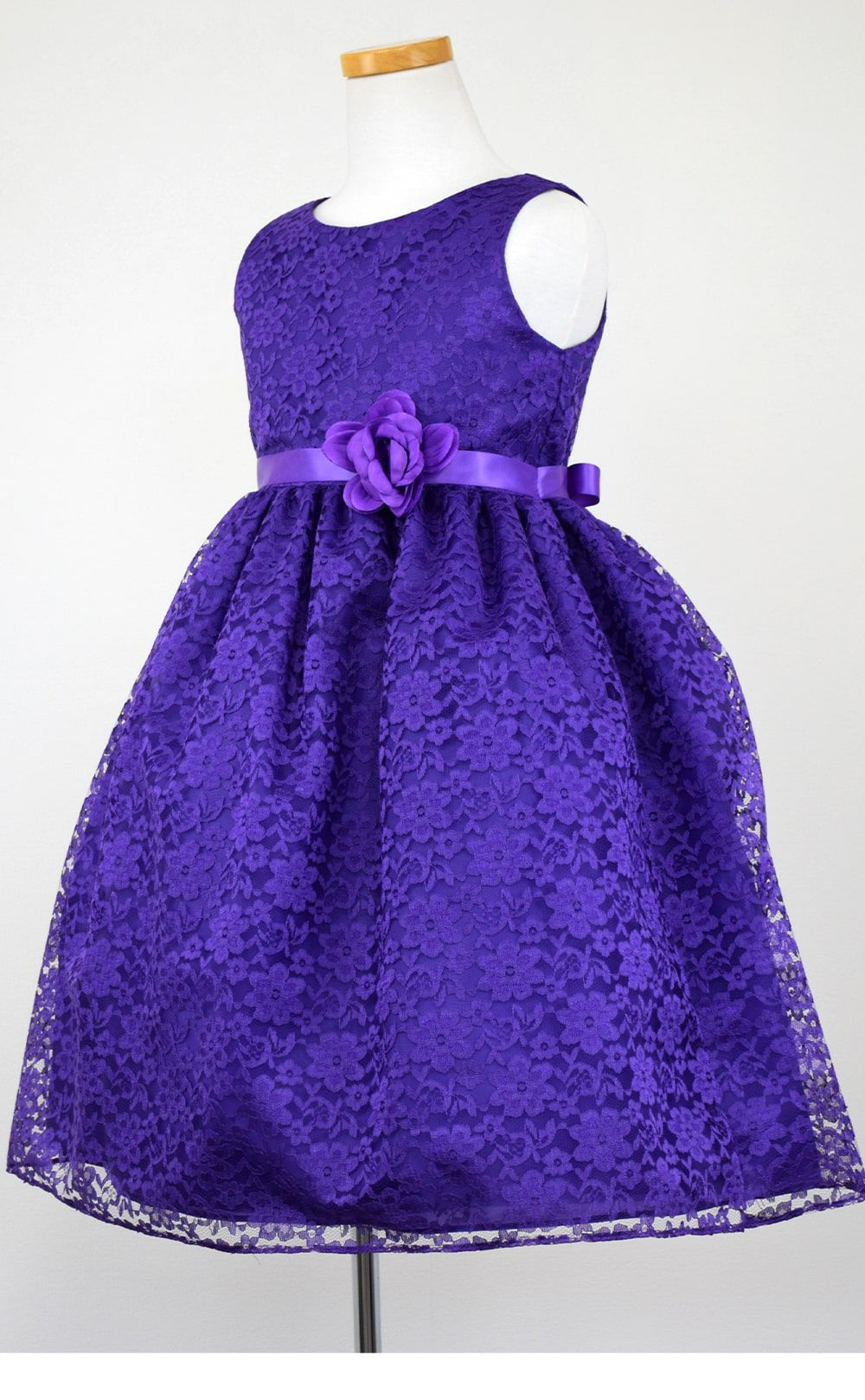 ピアノ発表会や結婚式にぴったりのカラーの女の子用キッズドレス。シンプルで美しいシルエットが魅力のAngel's Closetの子供ドレス レンタル商品（【レンタル】フラワーレースサテンリボン子供ドレス(CCD749)パープル）｜画像4