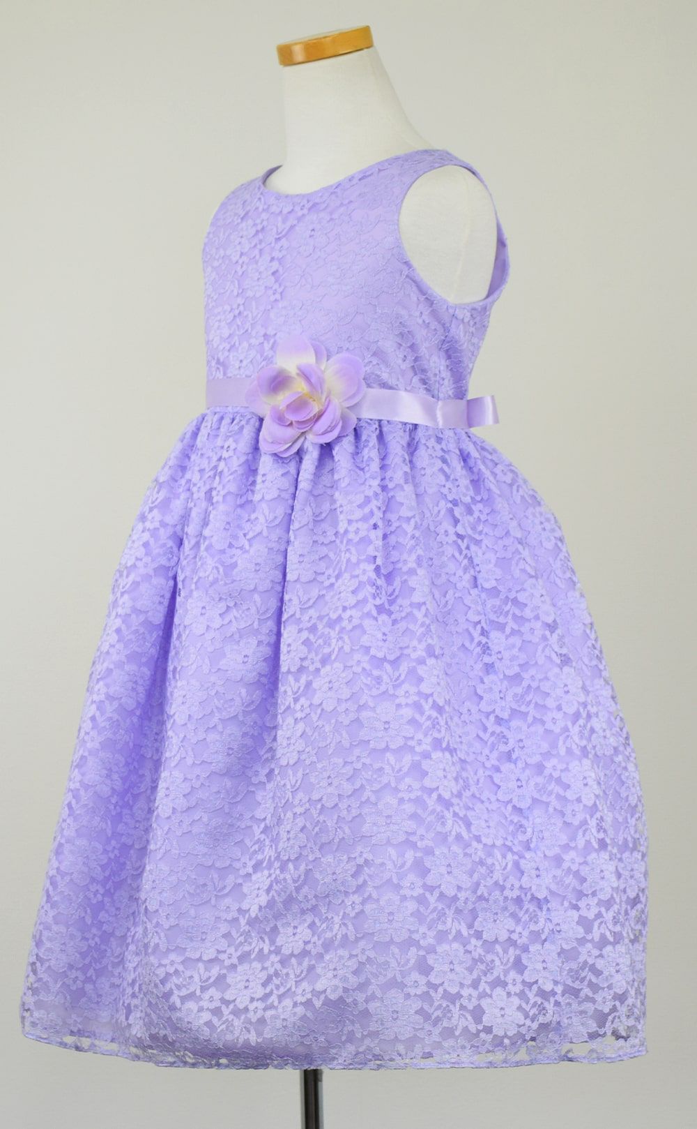 ピアノ発表会や結婚式にぴったりのライラックカラーの女の子用キッズドレス。シンプルで美しいシルエットが魅力のAngel's Closetの子供ドレス レンタル商品（【レンタル】フラワーレースサテンリボン子供ドレス(CCD749)ライラック）｜画像4