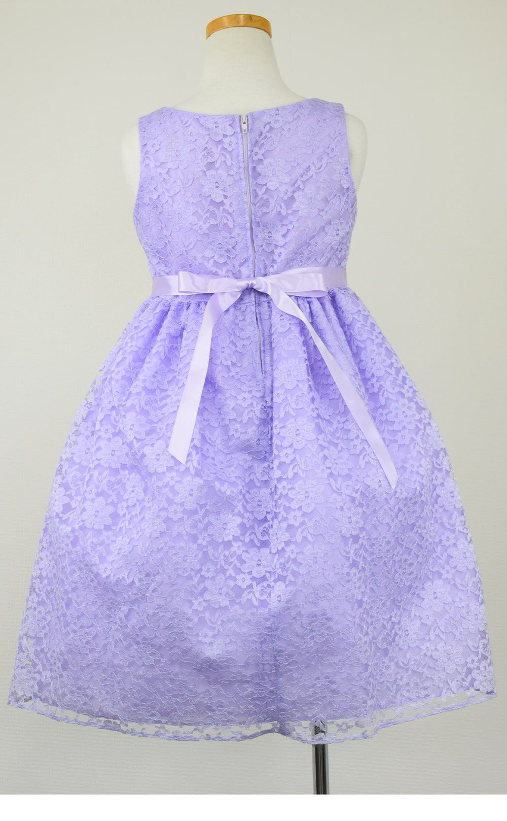 ピアノ発表会や結婚式にぴったりのライラックカラーの女の子用キッズドレス。シンプルで美しいシルエットが魅力のAngel's Closetの子供ドレス レンタル商品（【レンタル】フラワーレースサテンリボン子供ドレス(CCD749)ライラック）｜画像5