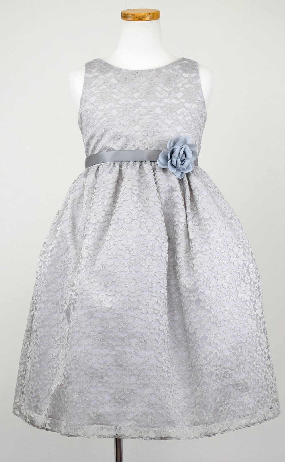 ピアノ発表会や結婚式にぴったりのカラーの女の子用キッズドレス。シンプルで美しいシルエットが魅力のAngel's Closetの子供ドレス レンタル商品（【レンタル】フラワーレースサテンリボン子供ドレス(CCD749)シルバー）｜画像3