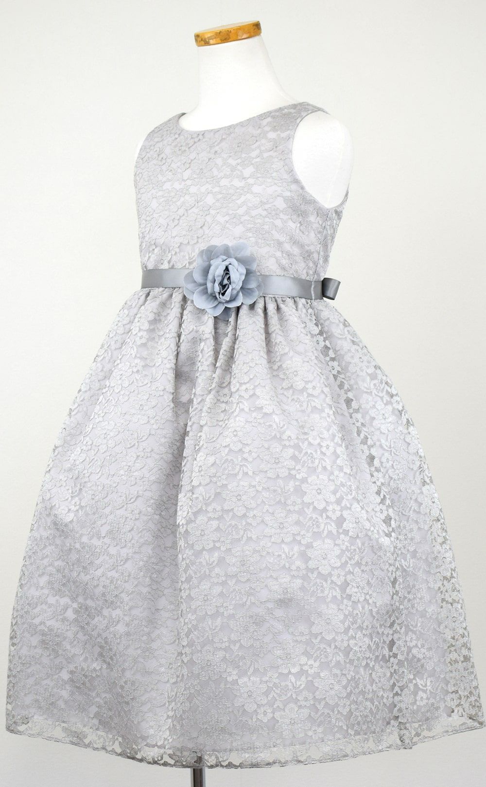 ピアノ発表会や結婚式にぴったりのカラーの女の子用キッズドレス。シンプルで美しいシルエットが魅力のAngel's Closetの子供ドレス レンタル商品（【レンタル】フラワーレースサテンリボン子供ドレス(CCD749)シルバー）｜画像4