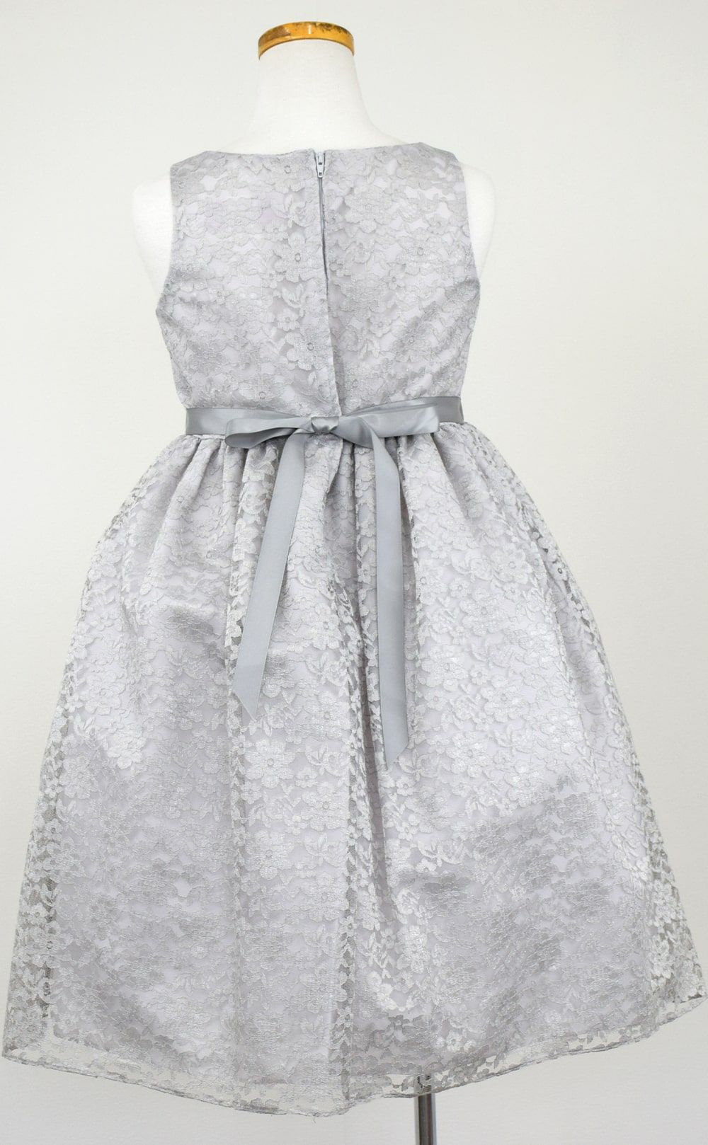 ピアノ発表会や結婚式にぴったりのカラーの女の子用キッズドレス。シンプルで美しいシルエットが魅力のAngel's Closetの子供ドレス レンタル商品（【レンタル】フラワーレースサテンリボン子供ドレス(CCD749)シルバー）｜画像5