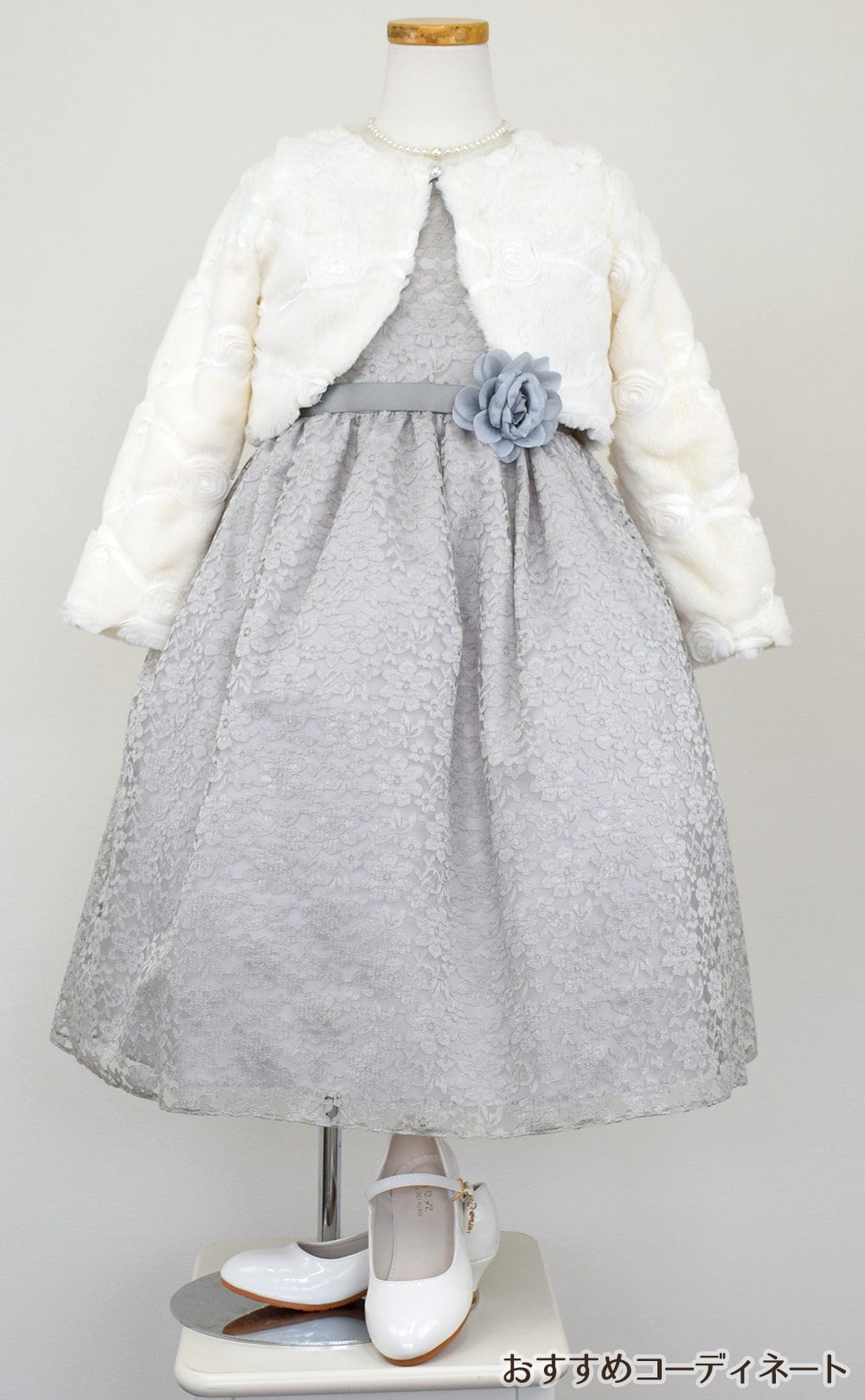ピアノ発表会や結婚式にぴったりのカラーの女の子用キッズドレス。シンプルで美しいシルエットが魅力のAngel's Closetの子供ドレス レンタル商品（【レンタル】フラワーレースサテンリボン子供ドレス(CCD749)シルバー）｜画像12