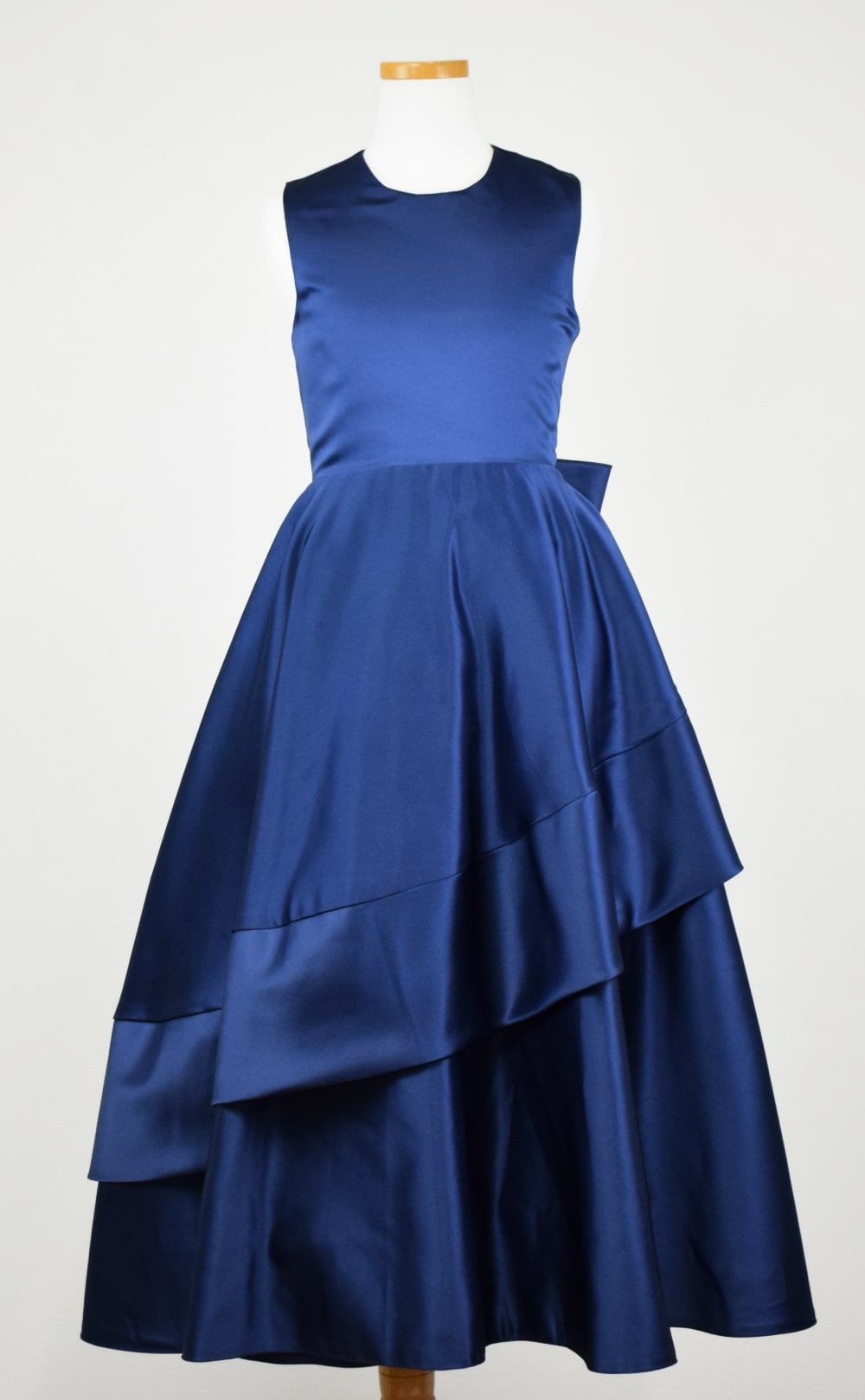 ピアノ発表会や結婚式にぴったりのネイビーカラーの女の子用キッズドレス。シンプルで美しいシルエットが魅力のAngel's Closetの子供ドレス レンタル商品（【レンタル】クラシカルサテンプリンセスロング子供ドレスA(yp005a)ネイビー）｜画像3