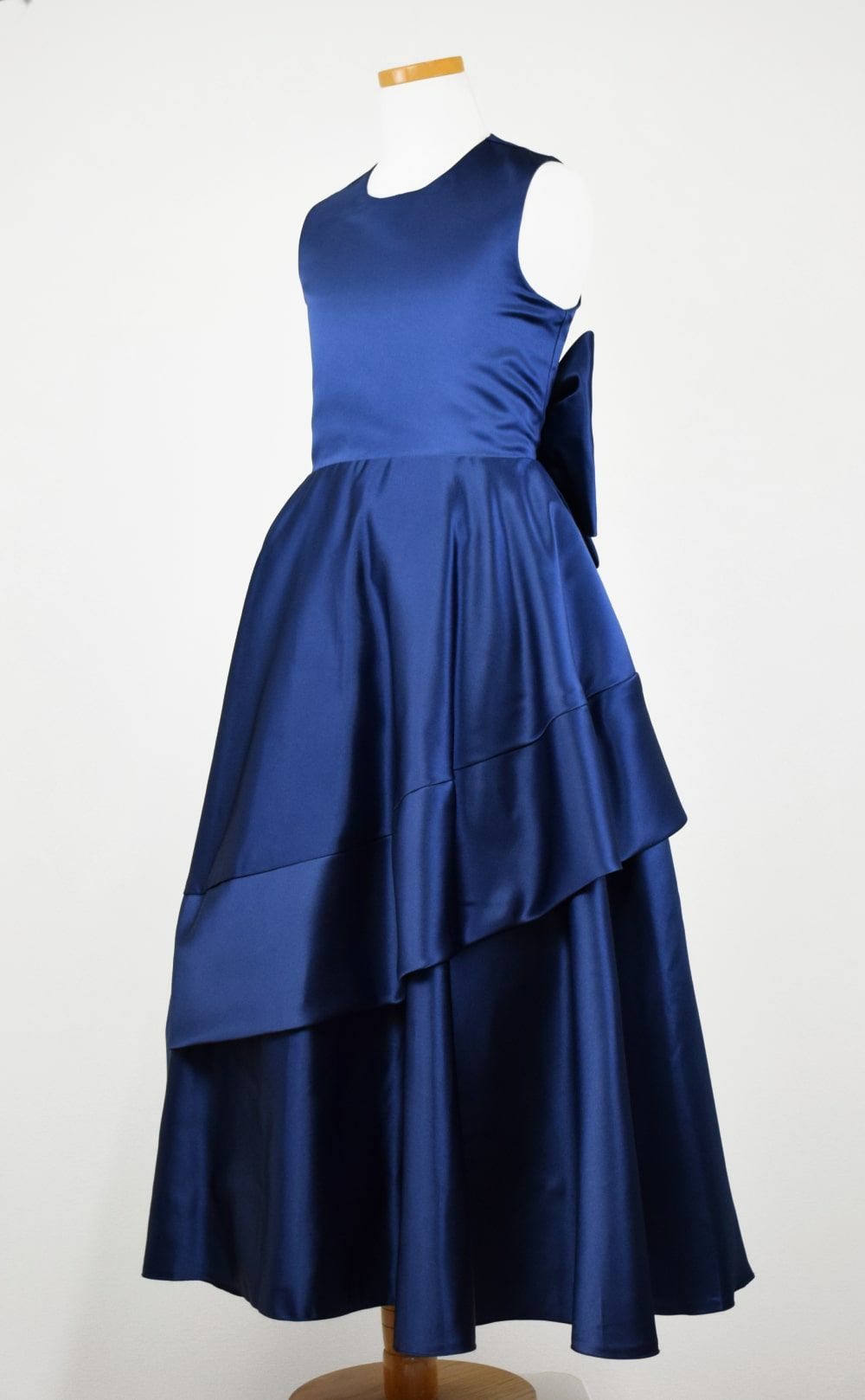 ピアノ発表会や結婚式にぴったりのネイビーカラーの女の子用キッズドレス。シンプルで美しいシルエットが魅力のAngel's Closetの子供ドレス レンタル商品（【レンタル】クラシカルサテンプリンセスロング子供ドレスA(yp005a)ネイビー）｜画像4