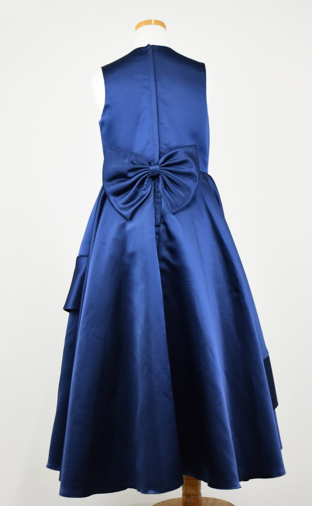 ピアノ発表会や結婚式にぴったりのネイビーカラーの女の子用キッズドレス。シンプルで美しいシルエットが魅力のAngel's Closetの子供ドレス レンタル商品（【レンタル】クラシカルサテンプリンセスロング子供ドレスA(yp005a)ネイビー）｜画像5