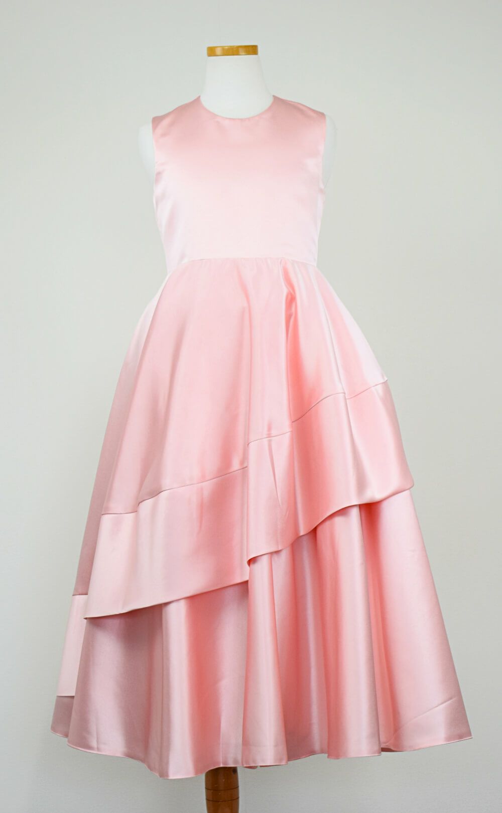 ピアノ発表会や結婚式にぴったりのピンクカラーの女の子用キッズドレス。シンプルで美しいシルエットが魅力のAngel's Closetの子供ドレス レンタル商品（【レンタル】クラシカルサテンプリンセスロング子供ドレスA(yp005a)ライトピンク）｜画像3