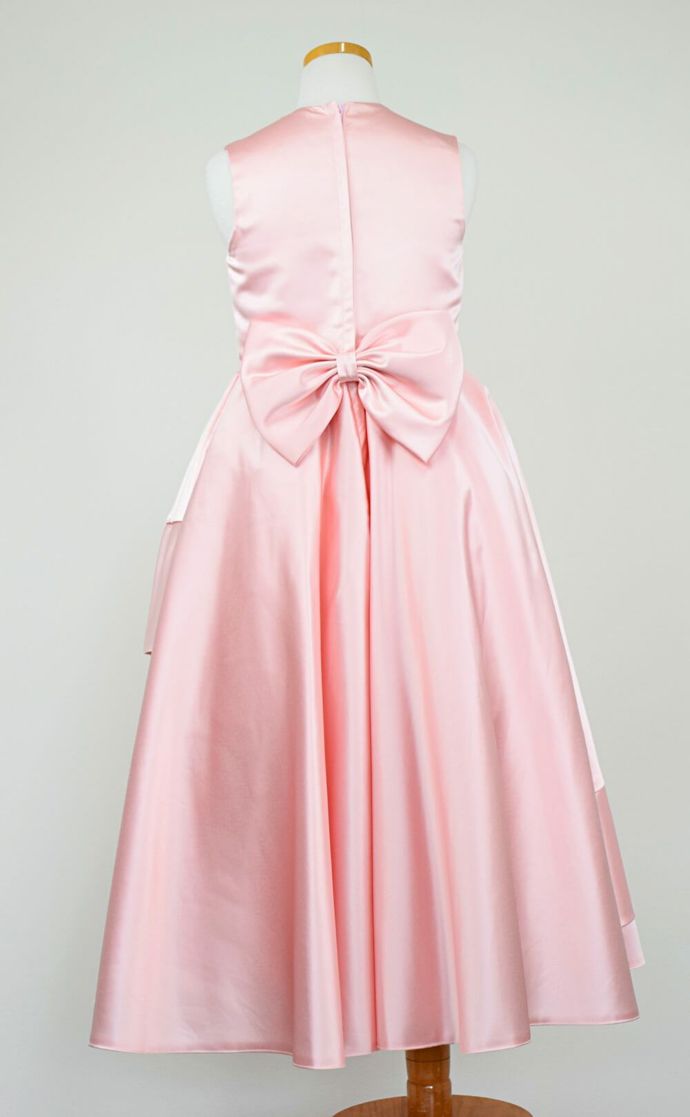 ピアノ発表会や結婚式にぴったりのピンクカラーの女の子用キッズドレス。シンプルで美しいシルエットが魅力のAngel's Closetの子供ドレス レンタル商品（【レンタル】クラシカルサテンプリンセスロング子供ドレスA(yp005a)ライトピンク）｜画像5