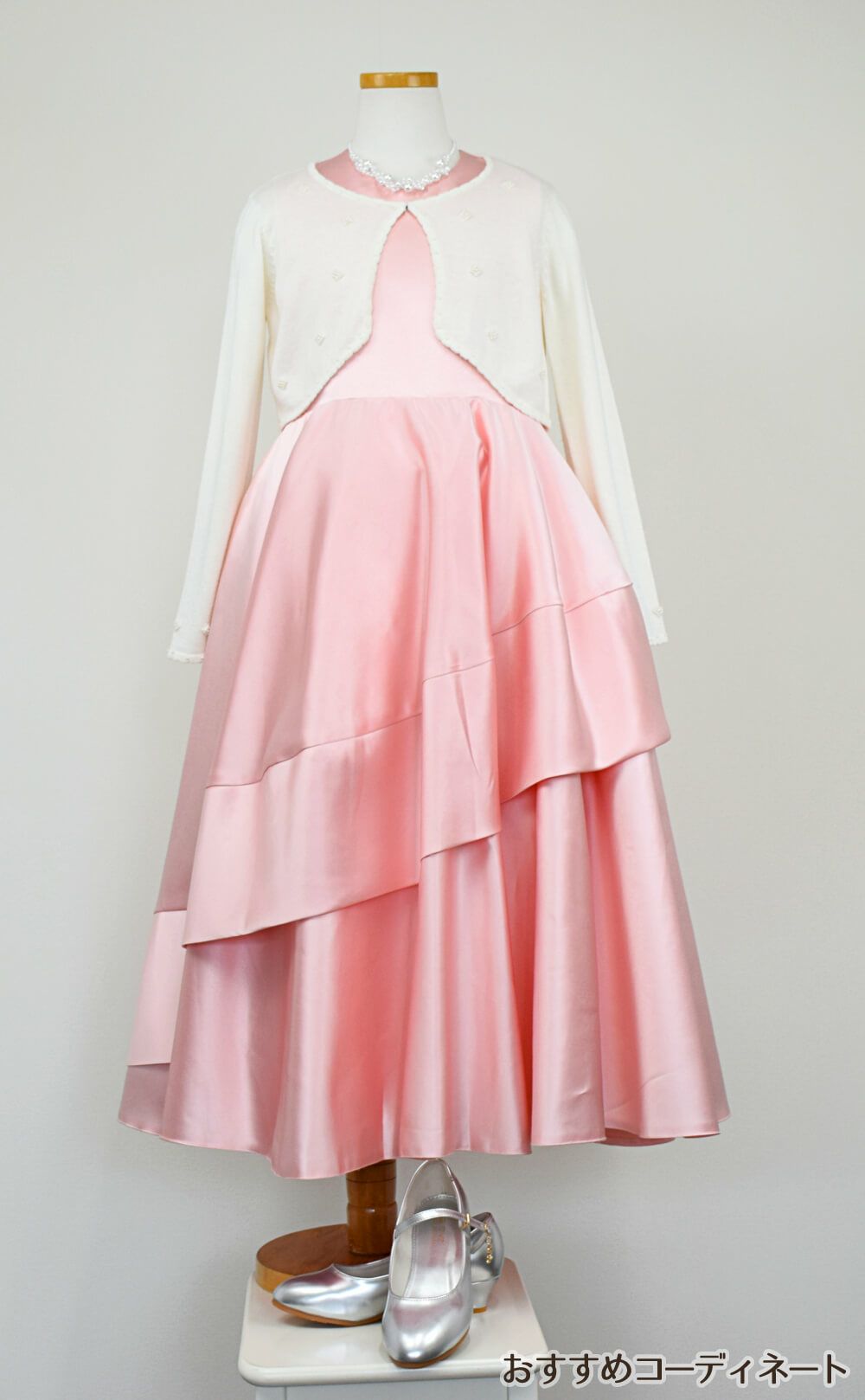 ピアノ発表会や結婚式にぴったりのピンクカラーの女の子用キッズドレス。シンプルで美しいシルエットが魅力のAngel's Closetの子供ドレス レンタル商品（【レンタル】クラシカルサテンプリンセスロング子供ドレスA(yp005a)ライトピンク）｜画像11