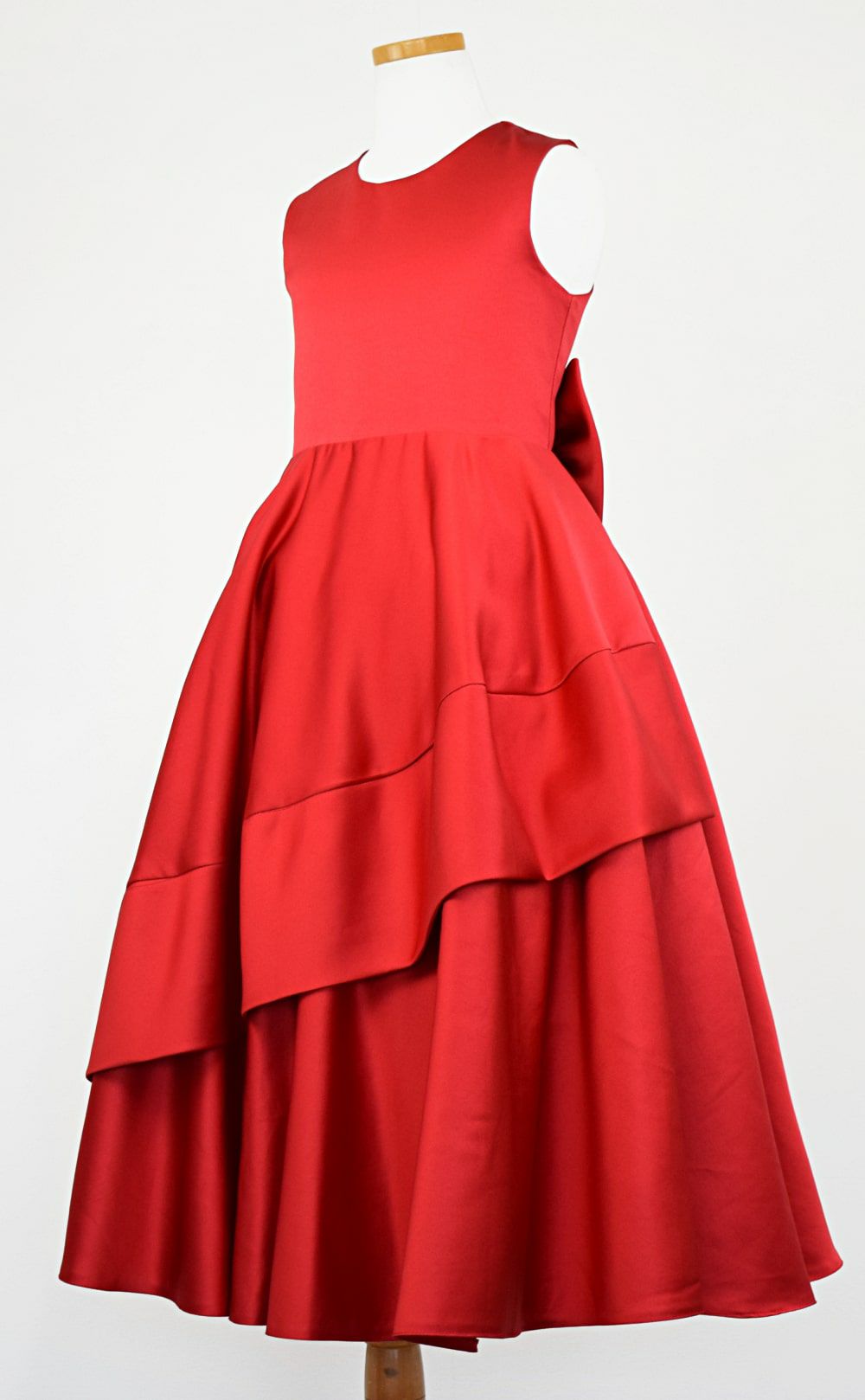 ピアノ発表会や結婚式にぴったりのカラーの女の子用キッズドレス。シンプルで美しいシルエットが魅力のAngel's Closetの子供ドレス レンタル商品（【レンタル】クラシカルサテンプリンセスロング子供ドレスA(yp005a)レッド）｜画像4