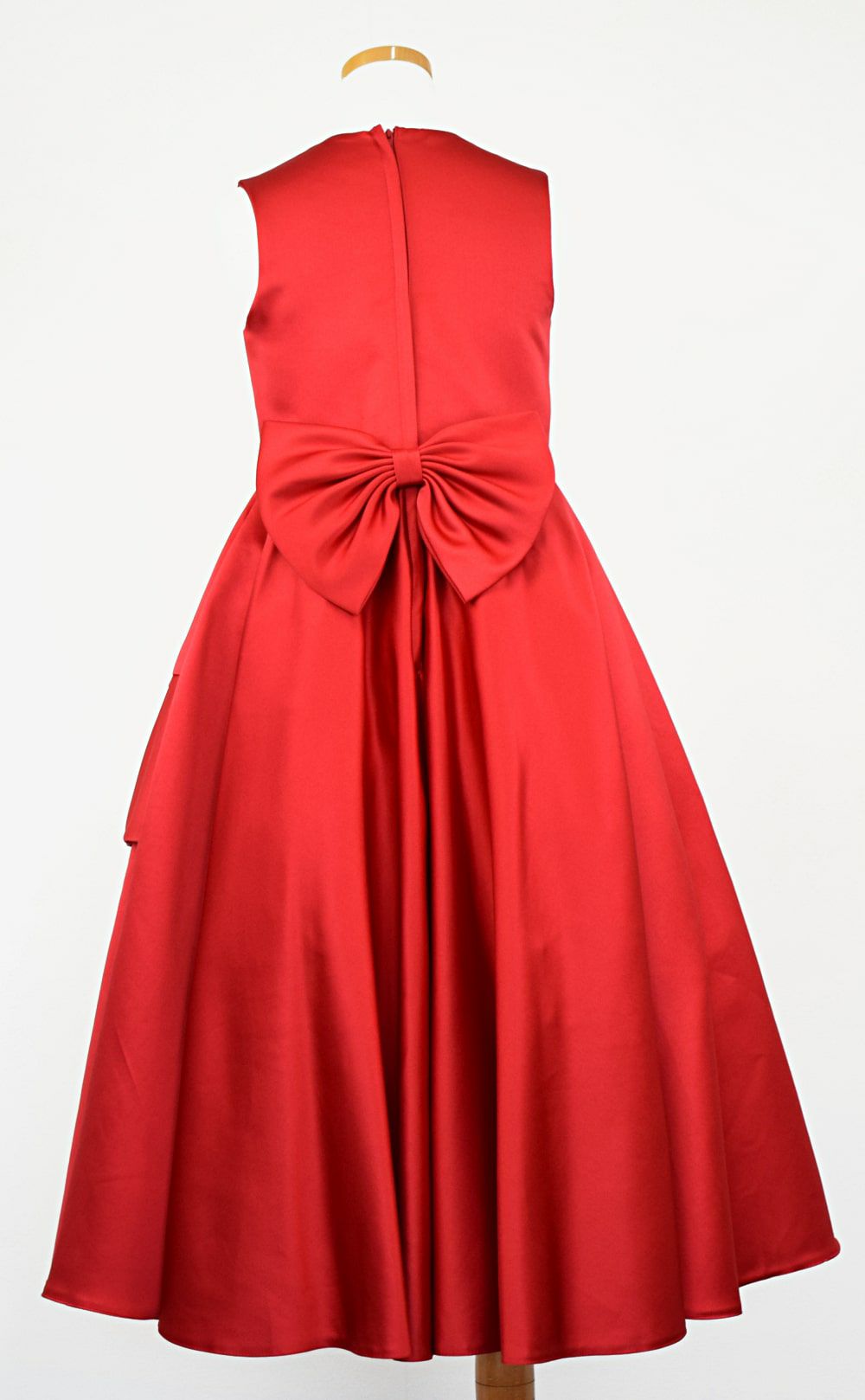 ピアノ発表会や結婚式にぴったりのカラーの女の子用キッズドレス。シンプルで美しいシルエットが魅力のAngel's Closetの子供ドレス レンタル商品（【レンタル】クラシカルサテンプリンセスロング子供ドレスA(yp005a)レッド）｜画像5