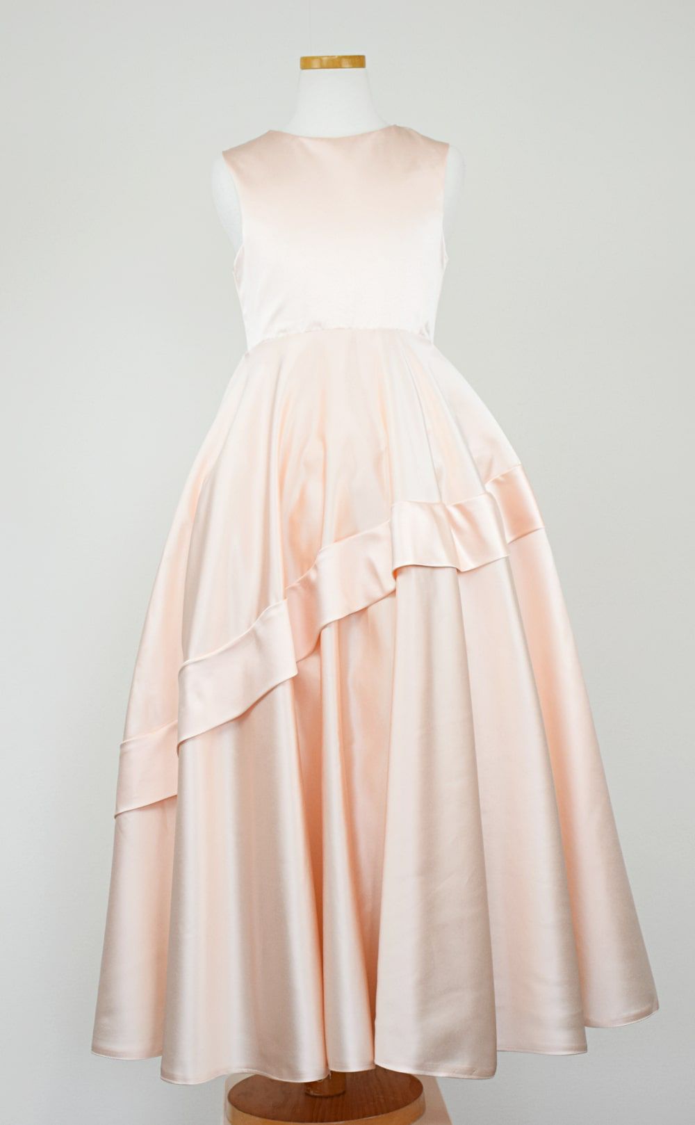 ピアノ発表会や結婚式にぴったりのカラーの女の子用キッズドレス。シンプルで美しいシルエットが魅力のAngel's Closetの子供ドレス レンタル商品（【レンタル】クラシカルサテンプリンセスロング子供ドレスA(yp005a)シャンパン）｜画像3