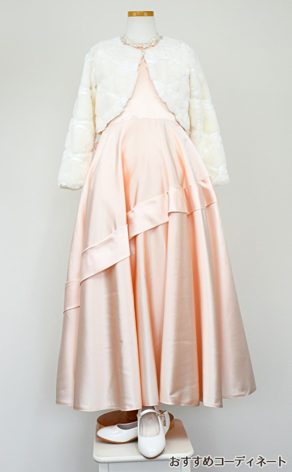 ピアノ発表会や結婚式にぴったりのカラーの女の子用キッズドレス。シンプルで美しいシルエットが魅力のAngel's Closetの子供ドレス レンタル商品（【レンタル】クラシカルサテンプリンセスロング子供ドレスA(yp005a)シャンパン）｜画像12