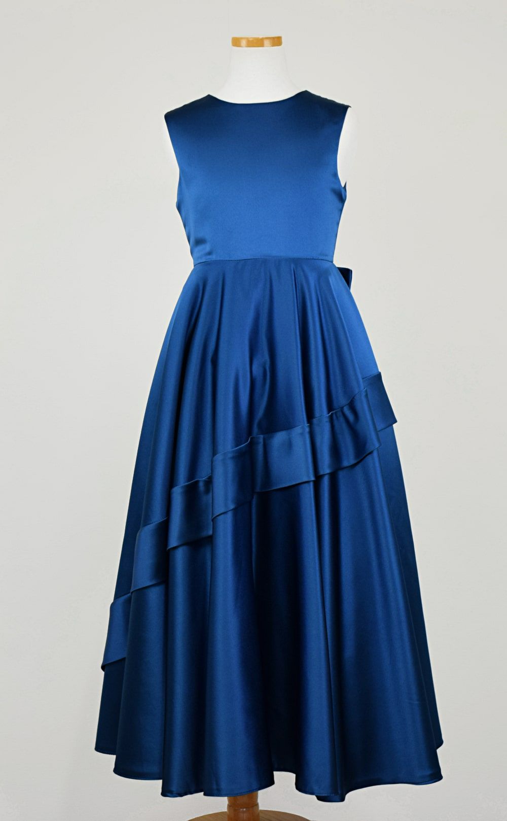 ピアノ発表会や結婚式にぴったりのネイビーカラーの女の子用キッズドレス。シンプルで美しいシルエットが魅力のAngel's Closetの子供ドレス レンタル商品（【レンタル】クラシカルサテンプリンセスロング子供ドレスB(yp005b)ライトネイビー）｜画像3