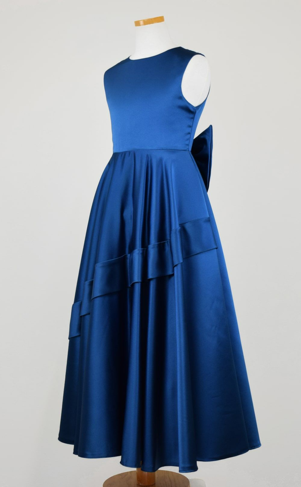 ピアノ発表会や結婚式にぴったりのネイビーカラーの女の子用キッズドレス。シンプルで美しいシルエットが魅力のAngel's Closetの子供ドレス レンタル商品（【レンタル】クラシカルサテンプリンセスロング子供ドレスB(yp005b)ライトネイビー）｜画像4