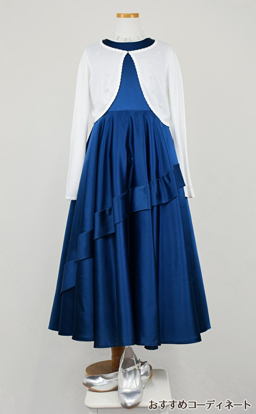 ピアノ発表会や結婚式にぴったりのネイビーカラーの女の子用キッズドレス。シンプルで美しいシルエットが魅力のAngel's Closetの子供ドレス レンタル商品（【レンタル】クラシカルサテンプリンセスロング子供ドレスB(yp005b)ライトネイビー）｜画像11