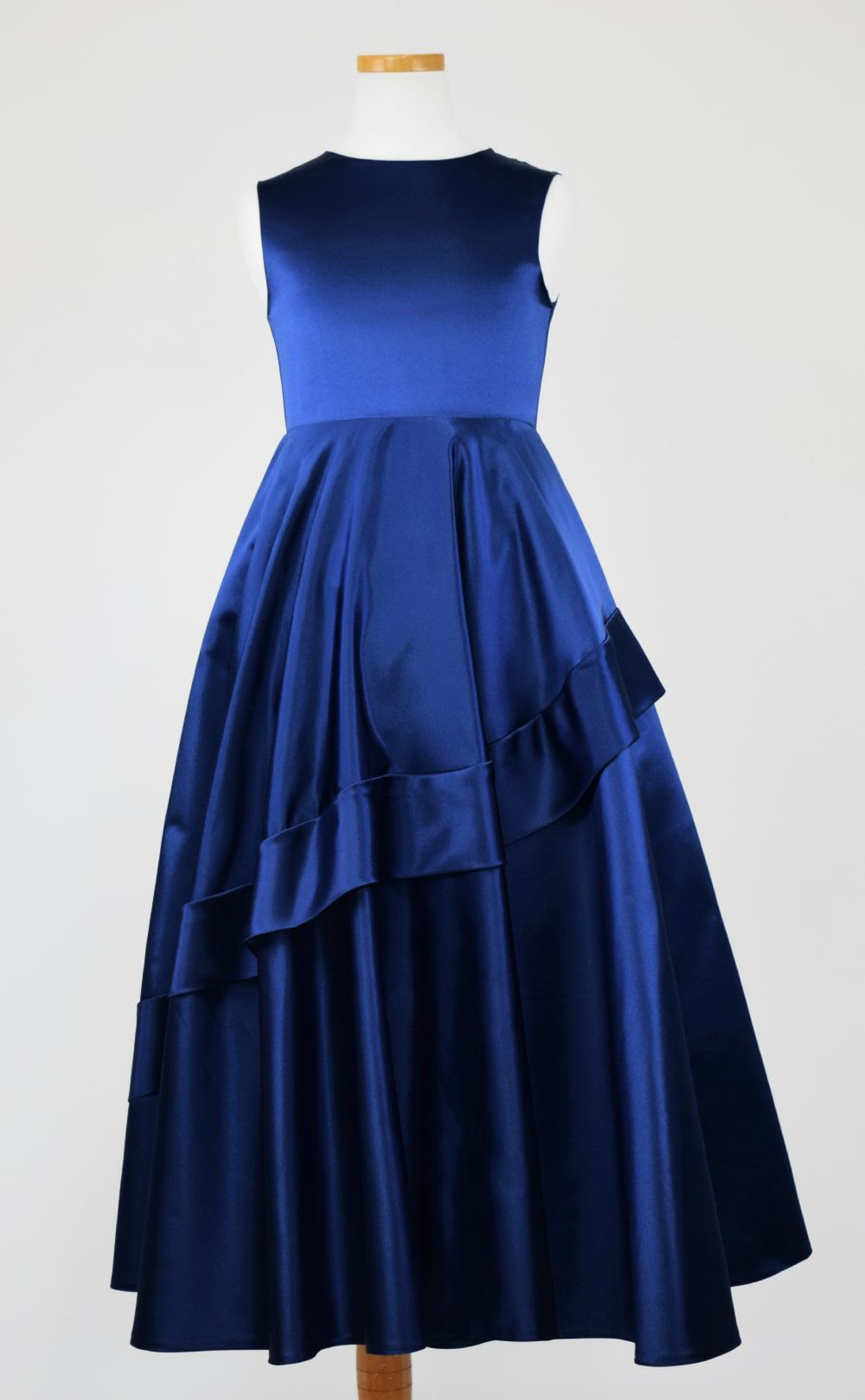 ピアノ発表会や結婚式にぴったりのネイビーカラーの女の子用キッズドレス。シンプルで美しいシルエットが魅力のAngel's Closetの子供ドレス レンタル商品（【レンタル】クラシカルサテンプリンセスロング子供ドレスB(yp005b)ネイビー）｜画像3