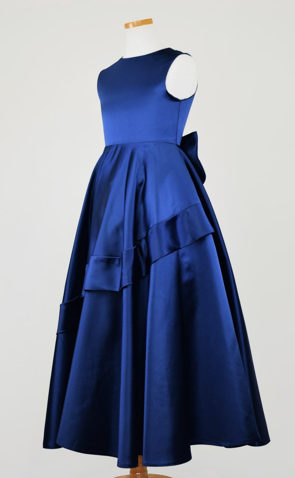 ピアノ発表会や結婚式にぴったりのネイビーカラーの女の子用キッズドレス。シンプルで美しいシルエットが魅力のAngel's Closetの子供ドレス レンタル商品（【レンタル】クラシカルサテンプリンセスロング子供ドレスB(yp005b)ネイビー）｜画像4