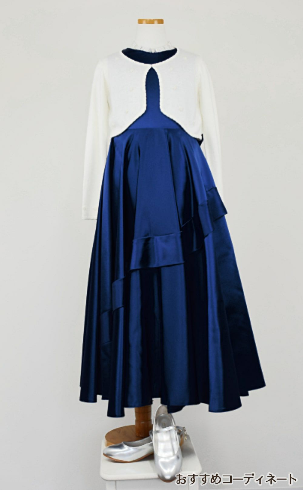 ピアノ発表会や結婚式にぴったりのネイビーカラーの女の子用キッズドレス。シンプルで美しいシルエットが魅力のAngel's Closetの子供ドレス レンタル商品（【レンタル】クラシカルサテンプリンセスロング子供ドレスB(yp005b)ネイビー）｜画像10