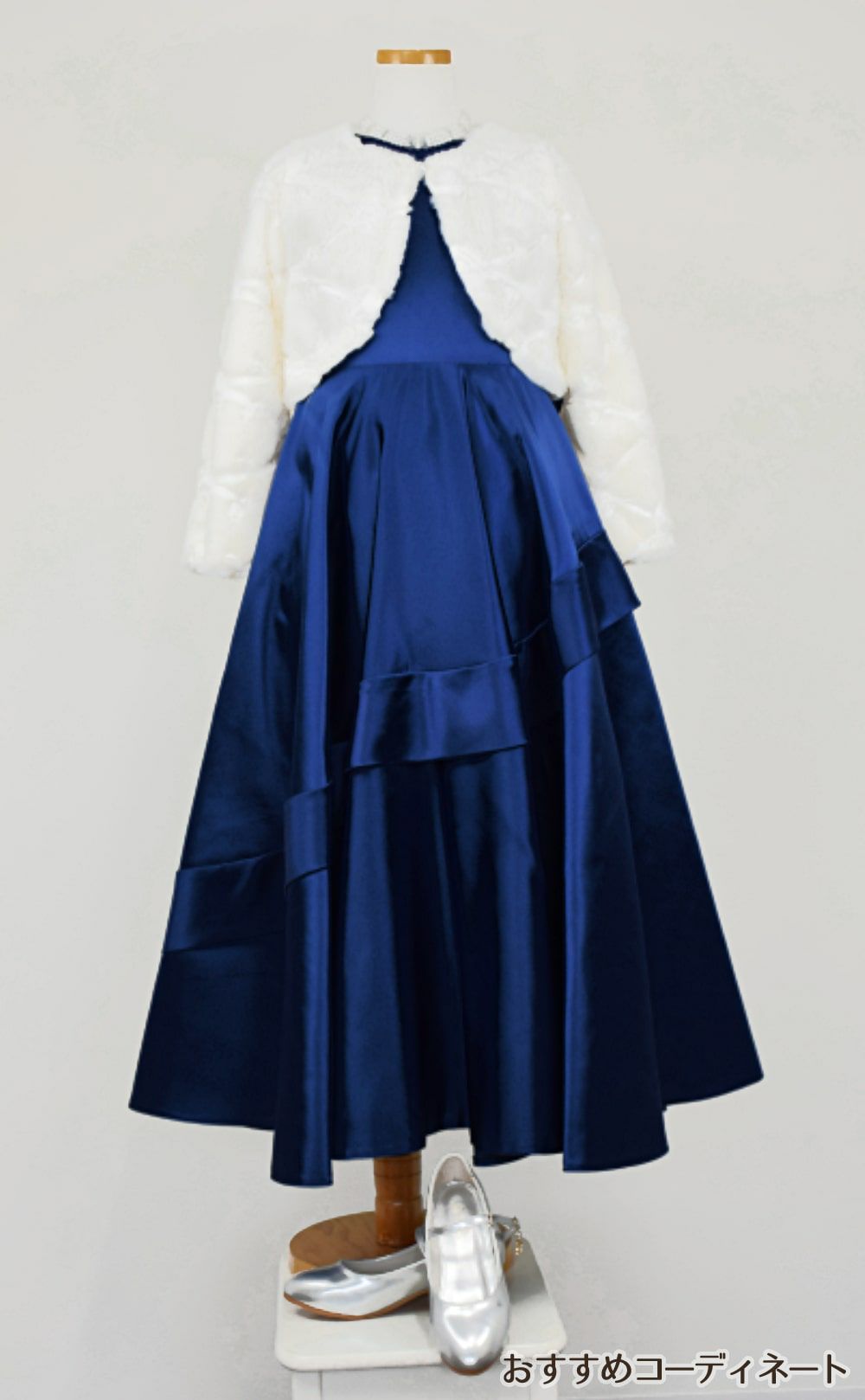 ピアノ発表会や結婚式にぴったりのネイビーカラーの女の子用キッズドレス。シンプルで美しいシルエットが魅力のAngel's Closetの子供ドレス レンタル商品（【レンタル】クラシカルサテンプリンセスロング子供ドレスB(yp005b)ネイビー）｜画像11