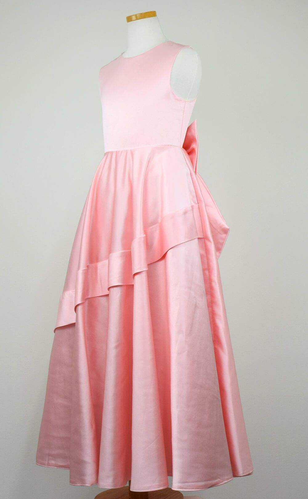 ピアノ発表会や結婚式にぴったりのピンクカラーの女の子用キッズドレス。シンプルで美しいシルエットが魅力のAngel's Closetの子供ドレス レンタル商品（【レンタル】クラシカルサテンプリンセスロング子供ドレスB(yp005b)ライトピンク）｜画像4