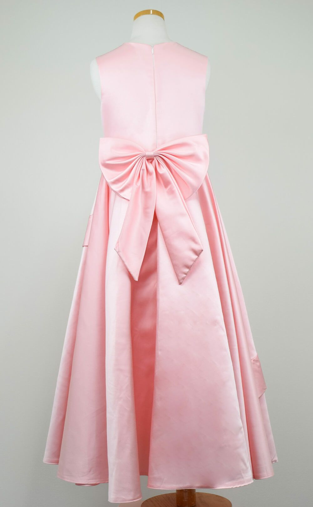 ピアノ発表会や結婚式にぴったりのピンクカラーの女の子用キッズドレス。シンプルで美しいシルエットが魅力のAngel's Closetの子供ドレス レンタル商品（【レンタル】クラシカルサテンプリンセスロング子供ドレスB(yp005b)ライトピンク）｜画像5