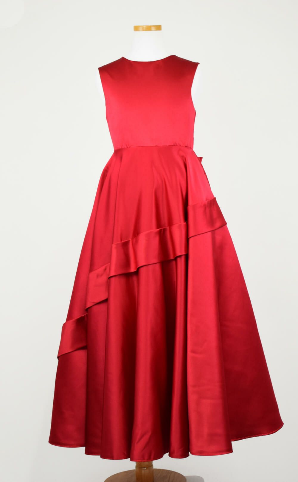 ピアノ発表会や結婚式にぴったりのカラーの女の子用キッズドレス。シンプルで美しいシルエットが魅力のAngel's Closetの子供ドレス レンタル商品（【レンタル】クラシカルサテンプリンセスロング子供ドレスB(yp005b)レッド）｜画像3