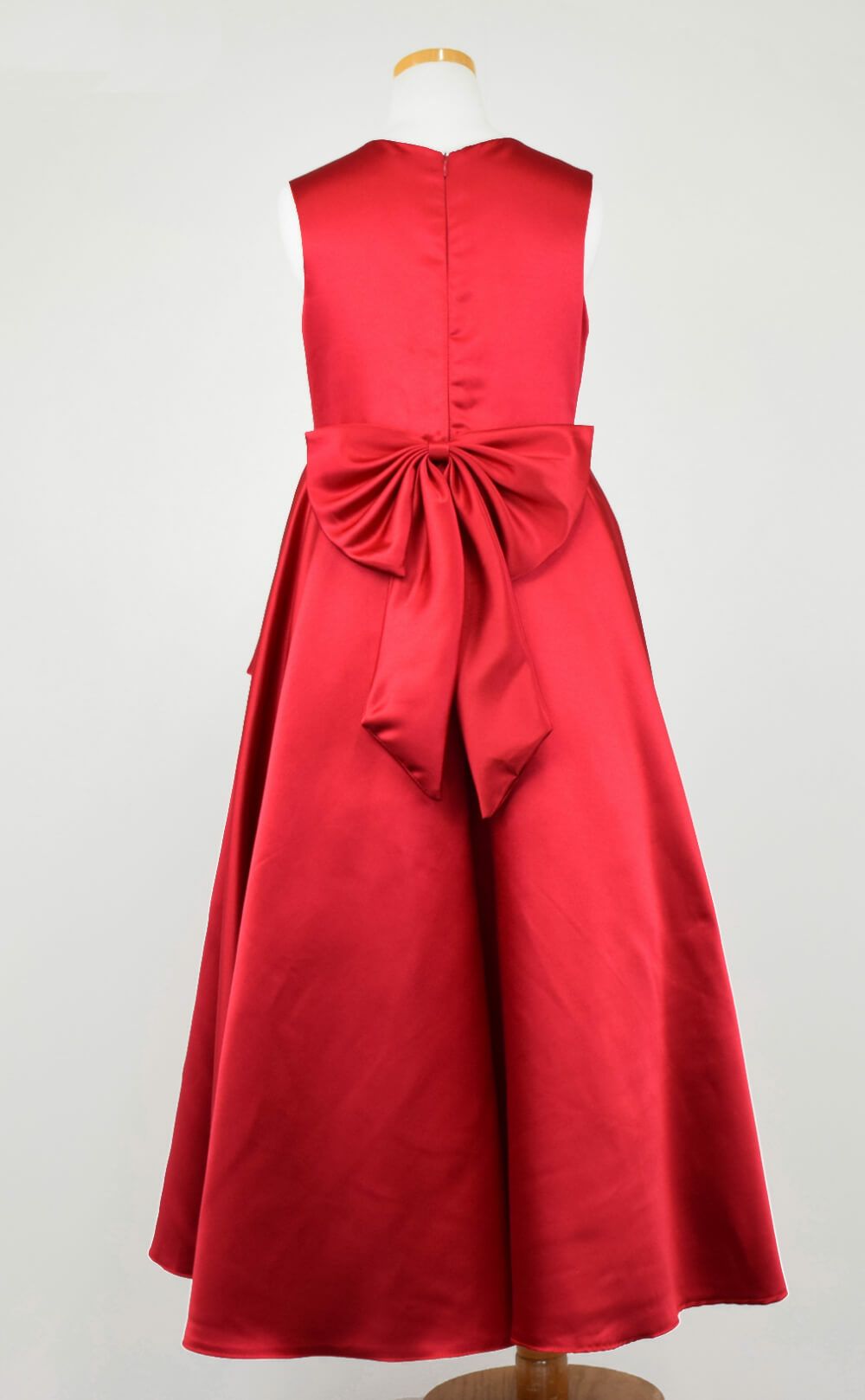 ピアノ発表会や結婚式にぴったりのカラーの女の子用キッズドレス。シンプルで美しいシルエットが魅力のAngel's Closetの子供ドレス レンタル商品（【レンタル】クラシカルサテンプリンセスロング子供ドレスB(yp005b)レッド）｜画像5
