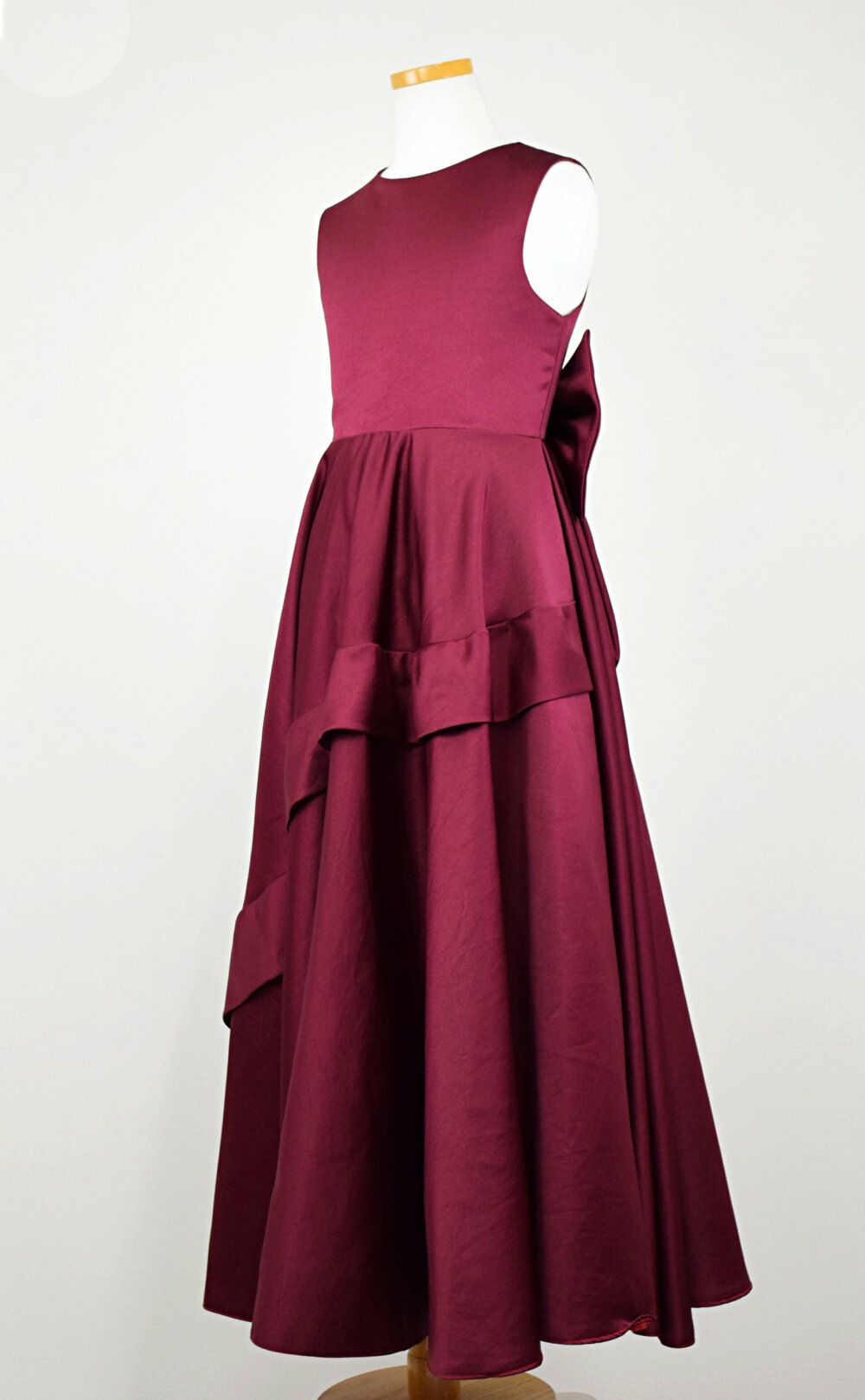 ピアノ発表会や結婚式にぴったりのカラーの女の子用キッズドレス。シンプルで美しいシルエットが魅力のAngel's Closetの子供ドレス レンタル商品（【レンタル】クラシカルサテンプリンセスロング子供ドレスB(yp005b)バーガンディー）｜画像4