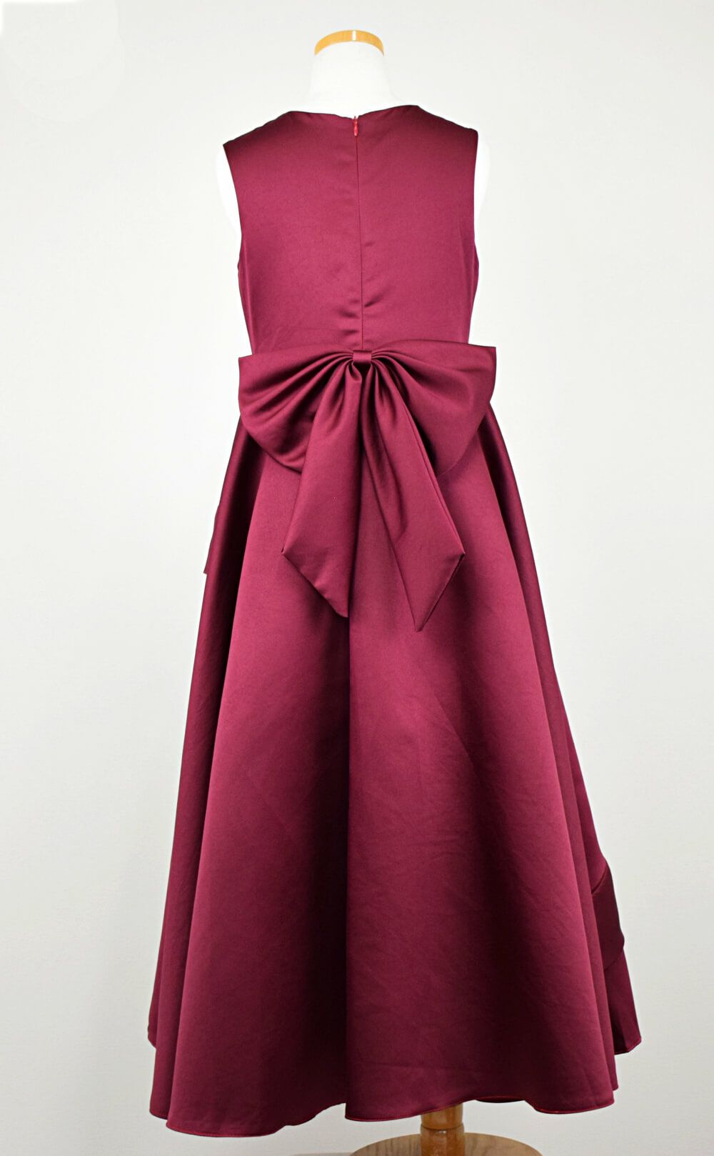 ピアノ発表会や結婚式にぴったりのカラーの女の子用キッズドレス。シンプルで美しいシルエットが魅力のAngel's Closetの子供ドレス レンタル商品（【レンタル】クラシカルサテンプリンセスロング子供ドレスB(yp005b)バーガンディー）｜画像5