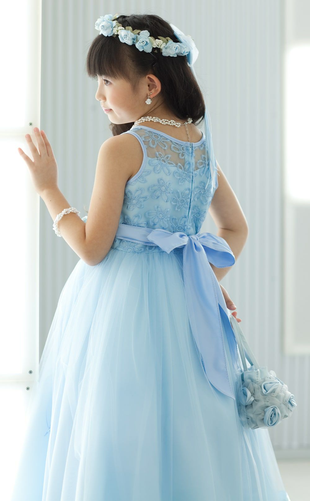 ピアノ発表会や結婚式にぴったりのブルーカラーの女の子用キッズドレス。シンプルで美しいシルエットが魅力のAngel's Closetの子供ドレス レンタル商品（【レンタル】ロマンス(rmc)ブルー）｜画像2