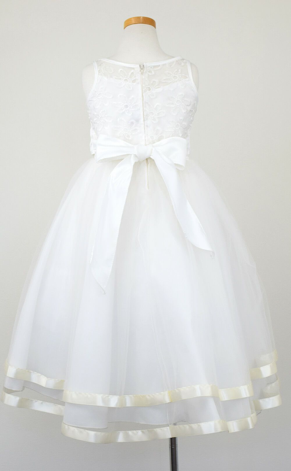 ピアノ発表会や結婚式にぴったりのホワイトカラーの女の子用キッズドレス。シンプルで美しいシルエットが魅力のAngel's Closetの子供ドレス レンタル商品（【レンタル】ロマンス(rmc)オフホワイト）｜画像5