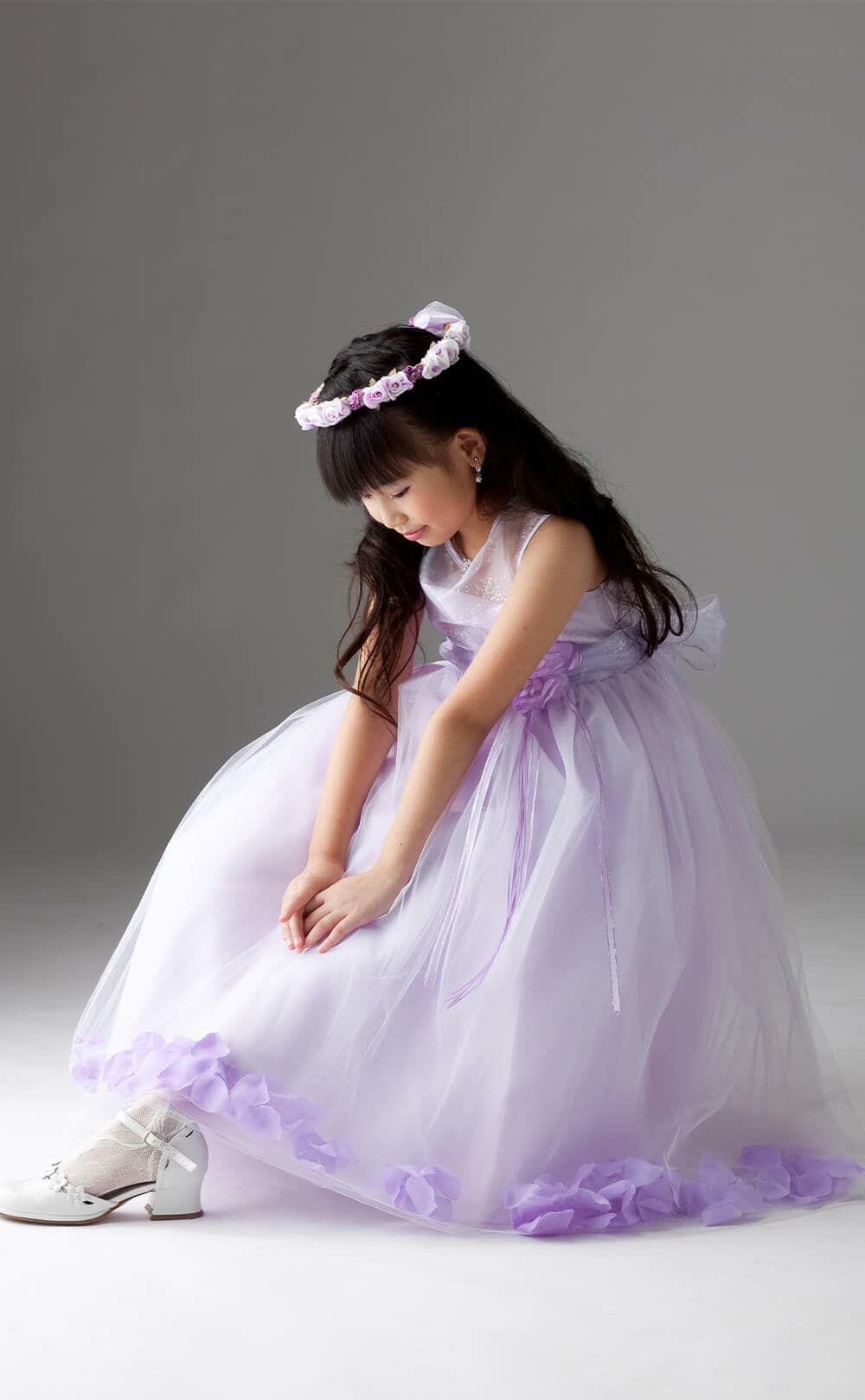 ピアノ発表会や結婚式にぴったりのライラックカラーの女の子用キッズドレス。シンプルで美しいシルエットが魅力のAngel's Closetの子供ドレス レンタル商品（【レンタル】フラワーペタルプリンセス子供ドレス(JK2925)ライラック）｜画像14