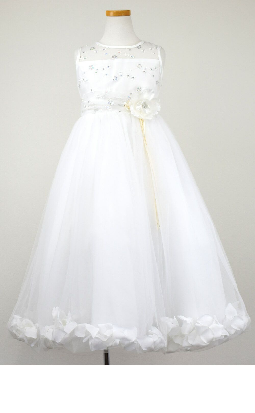 ピアノ発表会や結婚式にぴったりのホワイトカラーの女の子用キッズドレス。シンプルで美しいシルエットが魅力のAngel's Closetの子供ドレス レンタル商品（【レンタル】フラワーペタルプリンセス子供ドレス(JK2925)オフホワイト）｜画像3