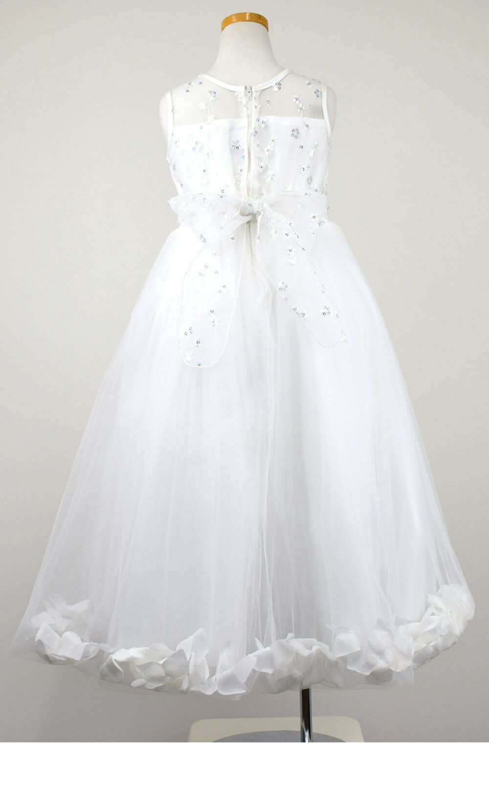 ピアノ発表会や結婚式にぴったりのホワイトカラーの女の子用キッズドレス。シンプルで美しいシルエットが魅力のAngel's Closetの子供ドレス レンタル商品（【レンタル】フラワーペタルプリンセス子供ドレス(JK2925)オフホワイト）｜画像5