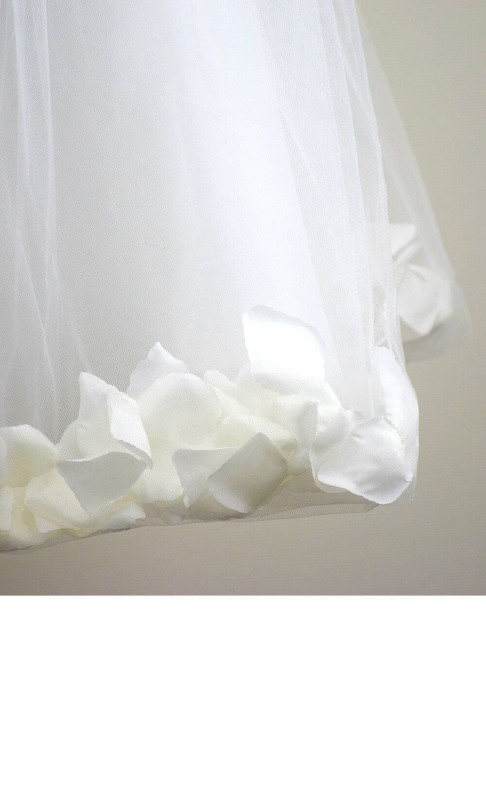 ピアノ発表会や結婚式にぴったりのホワイトカラーの女の子用キッズドレス。シンプルで美しいシルエットが魅力のAngel's Closetの子供ドレス レンタル商品（【レンタル】フラワーペタルプリンセス子供ドレス(JK2925)オフホワイト）｜画像6