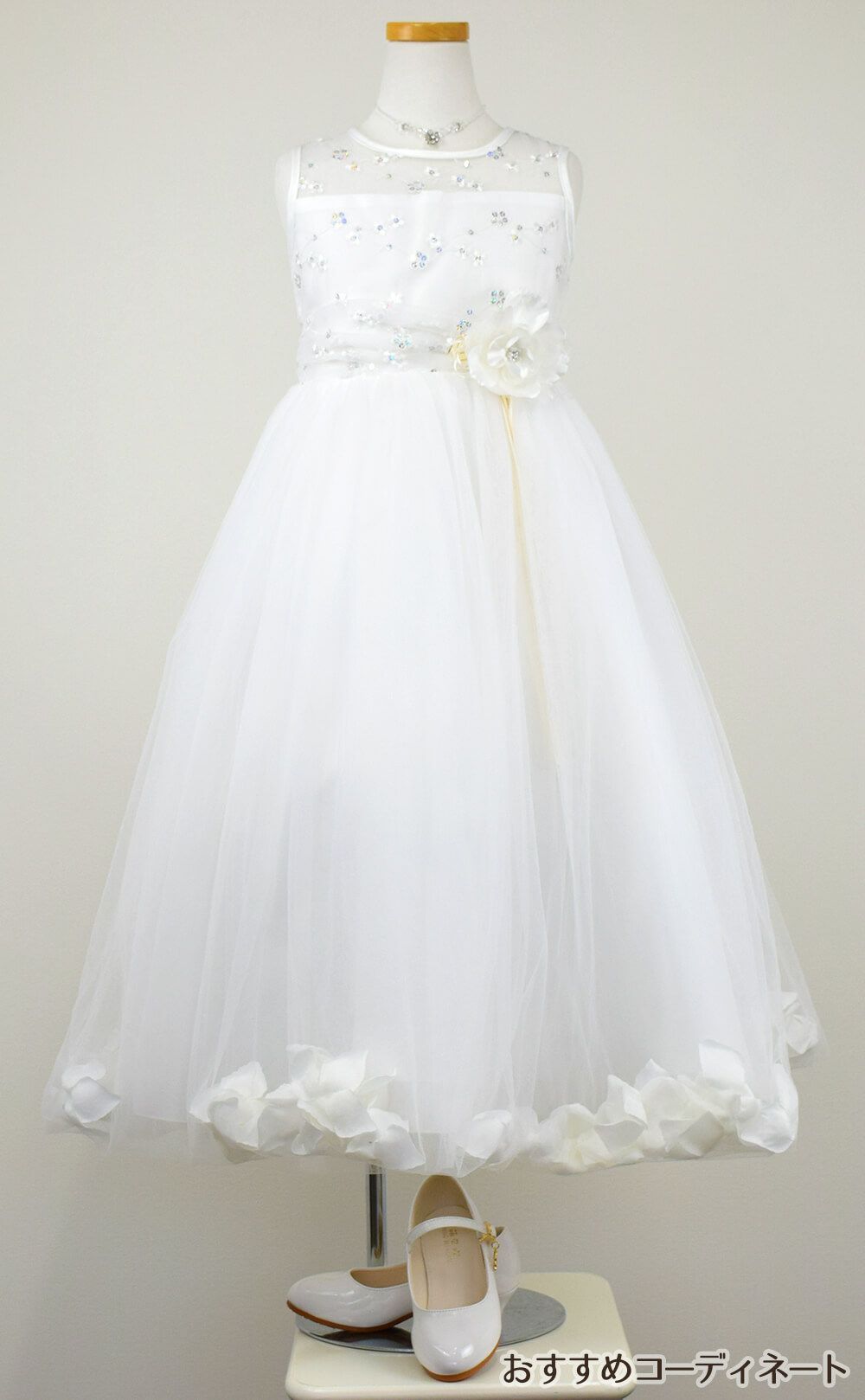 ピアノ発表会や結婚式にぴったりのホワイトカラーの女の子用キッズドレス。シンプルで美しいシルエットが魅力のAngel's Closetの子供ドレス レンタル商品（【レンタル】フラワーペタルプリンセス子供ドレス(JK2925)オフホワイト）｜画像9