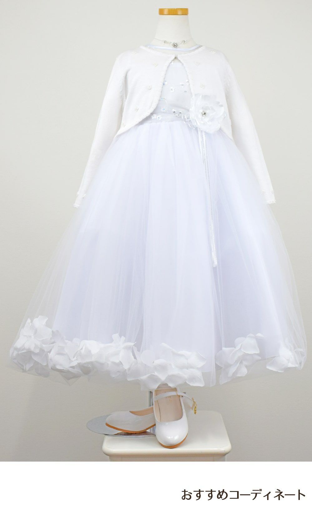 ピアノ発表会や結婚式にぴったりのホワイトカラーの女の子用キッズドレス。シンプルで美しいシルエットが魅力のAngel's Closetの子供ドレス レンタル商品（【レンタル】フラワーペタルプリンセス子供ドレス(JK2925)ピュアホワイト）｜画像11