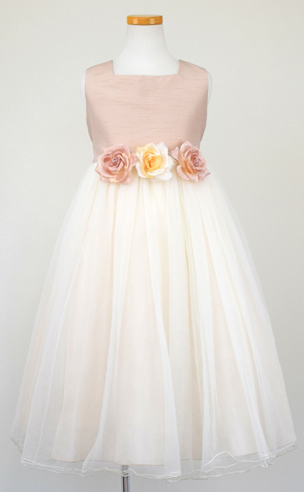 ピアノ発表会や結婚式にぴったりのカラーの女の子用キッズドレス。シンプルで美しいシルエットが魅力のAngel's Closetの子供ドレス レンタル商品（【レンタル】スクエアネックエリザベスサテン＆チュール子供ドレス(KD428)ビンテージローズ）｜画像3