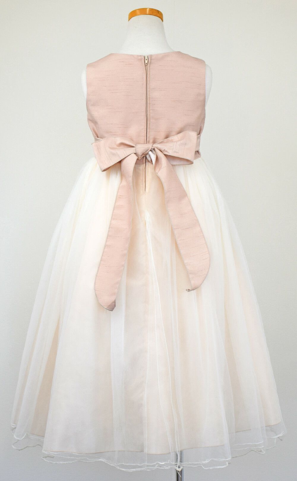 ピアノ発表会や結婚式にぴったりのカラーの女の子用キッズドレス。シンプルで美しいシルエットが魅力のAngel's Closetの子供ドレス レンタル商品（【レンタル】スクエアネックエリザベスサテン＆チュール子供ドレス(KD428)ビンテージローズ）｜画像5