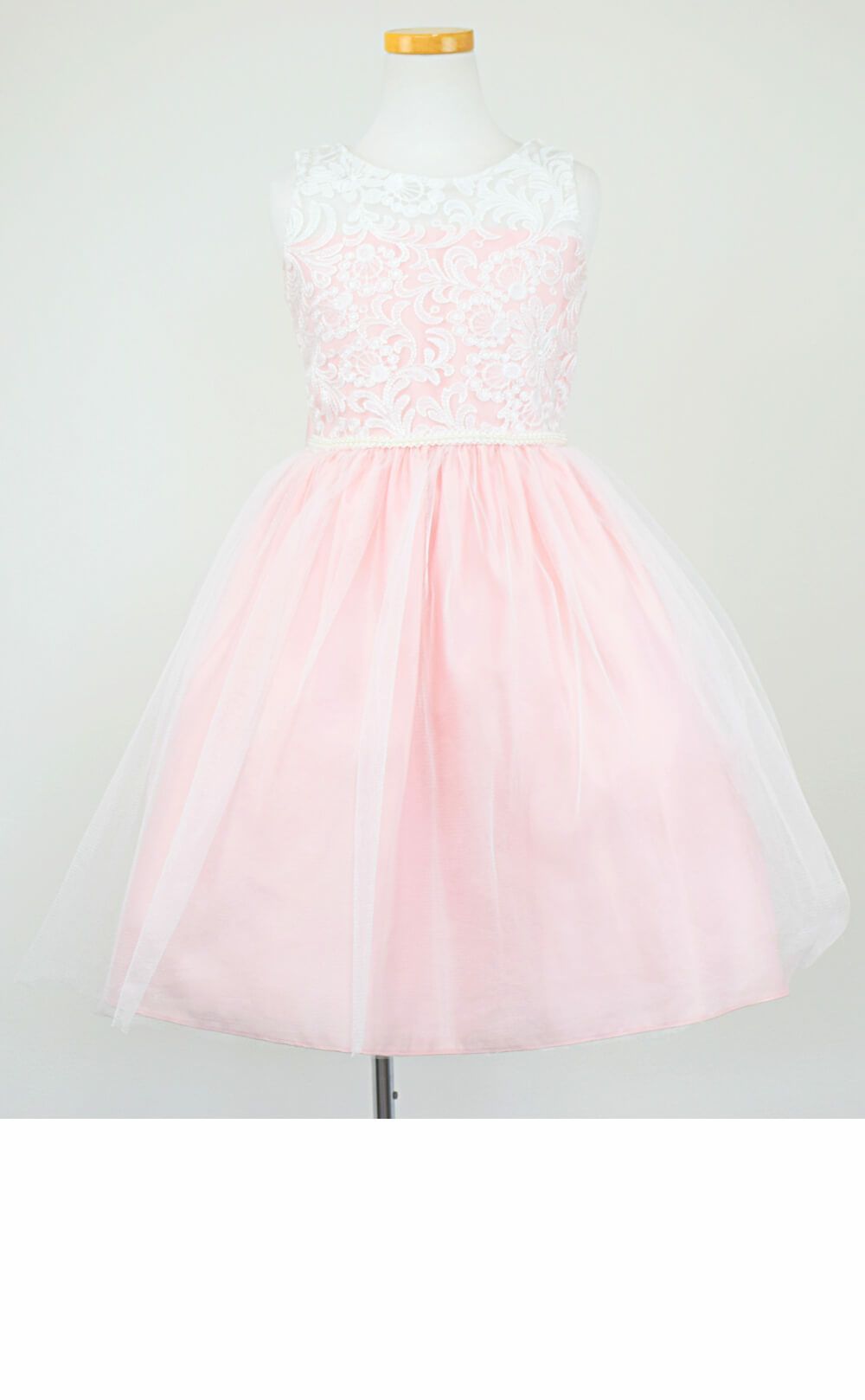ピアノ発表会や結婚式にぴったりのピンクカラーの女の子用キッズドレス。シンプルで美しいシルエットが魅力のAngel's Closetの子供ドレス レンタル商品（【レンタル】エレガント刺繍メッシュ＆パールトリム子供ドレス(SK740)ペールピンク）｜画像3