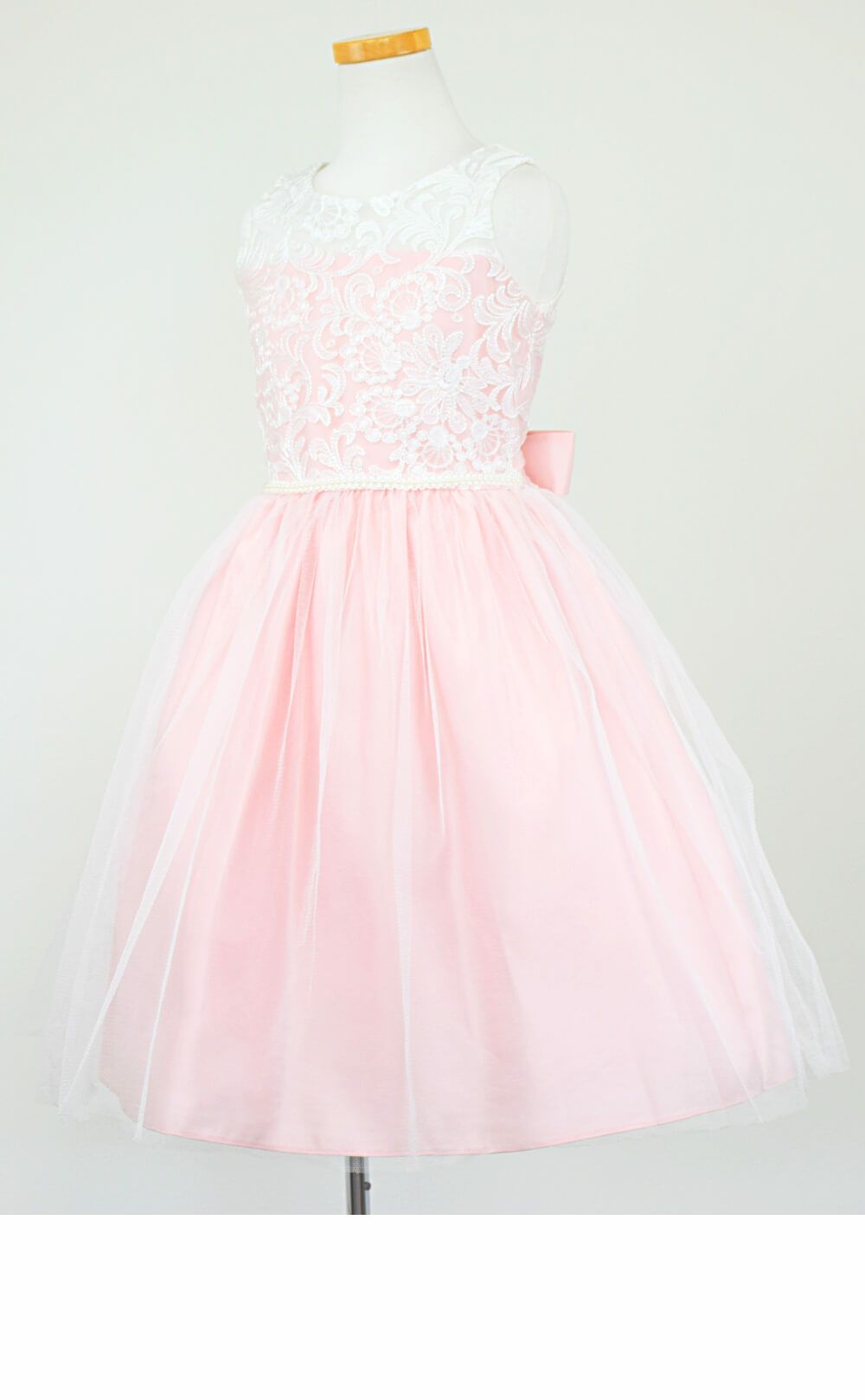 ピアノ発表会や結婚式にぴったりのピンクカラーの女の子用キッズドレス。シンプルで美しいシルエットが魅力のAngel's Closetの子供ドレス レンタル商品（【レンタル】エレガント刺繍メッシュ＆パールトリム子供ドレス(SK740)ペールピンク）｜画像4